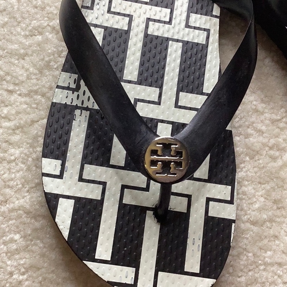 TORY BURCH, Blk & wht geo print, flip flops